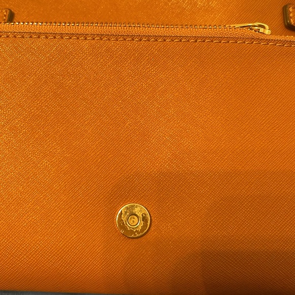 Tory Burch leather crossbody with gold chain - Picture 7 of 7